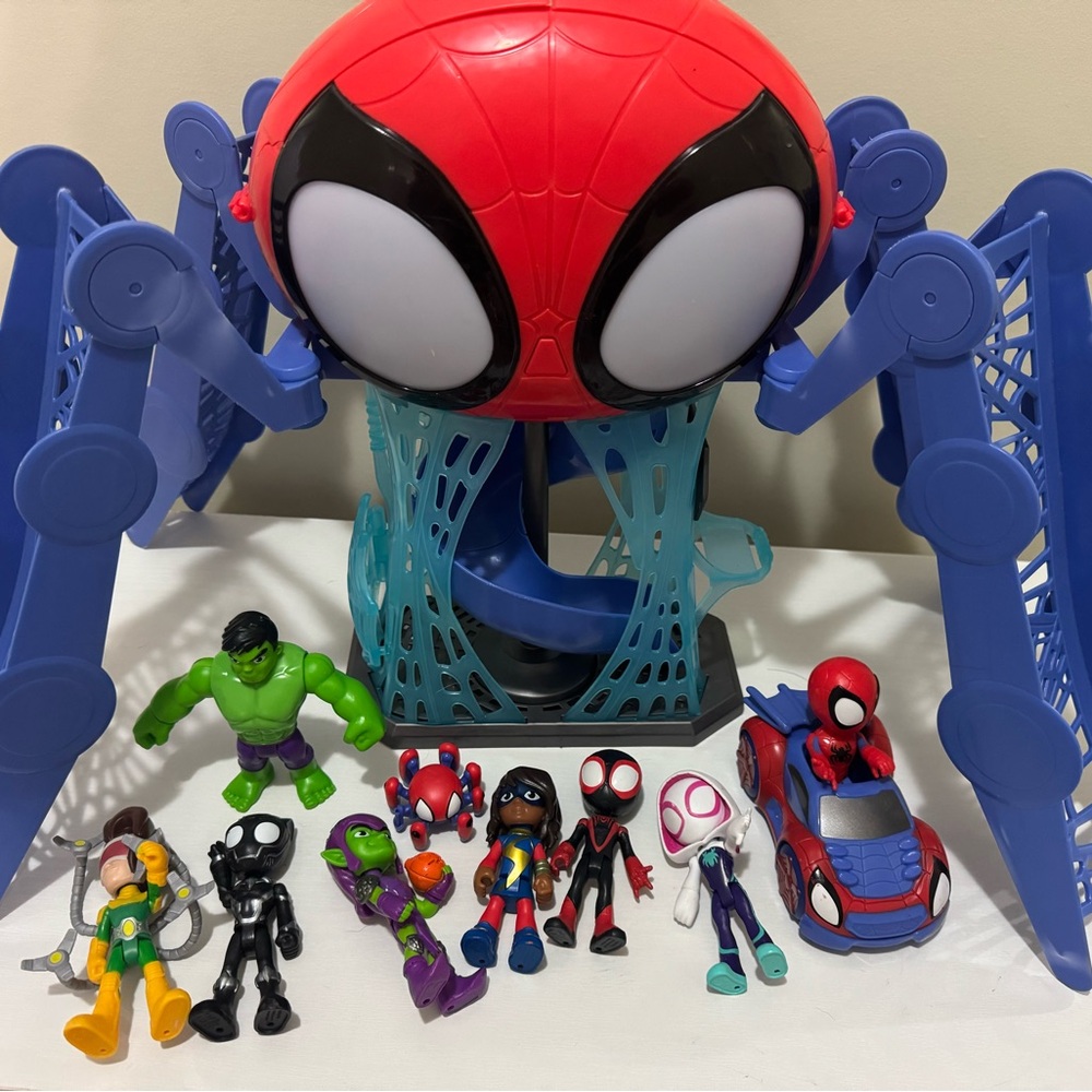 Spidey and his amazing friends Web quarters, car and extra characters
